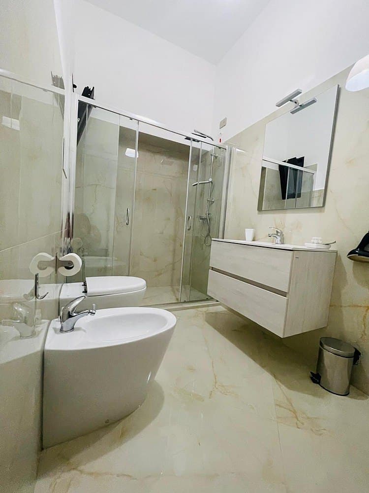 Il lavabo e la doccia del bagno privato