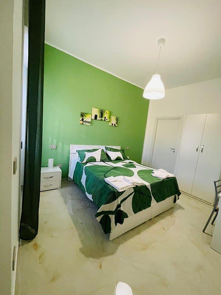 Il letto matrimoniale della camera Orchidea Verde