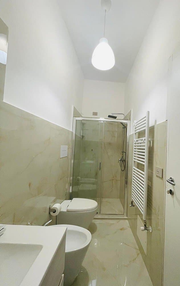 Doccia e sanitari del bagno privato