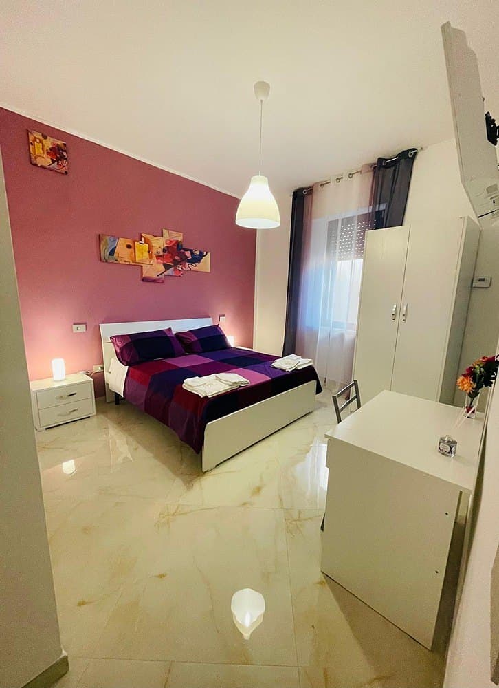 Il letto matrimoniale della camera Royal Purple