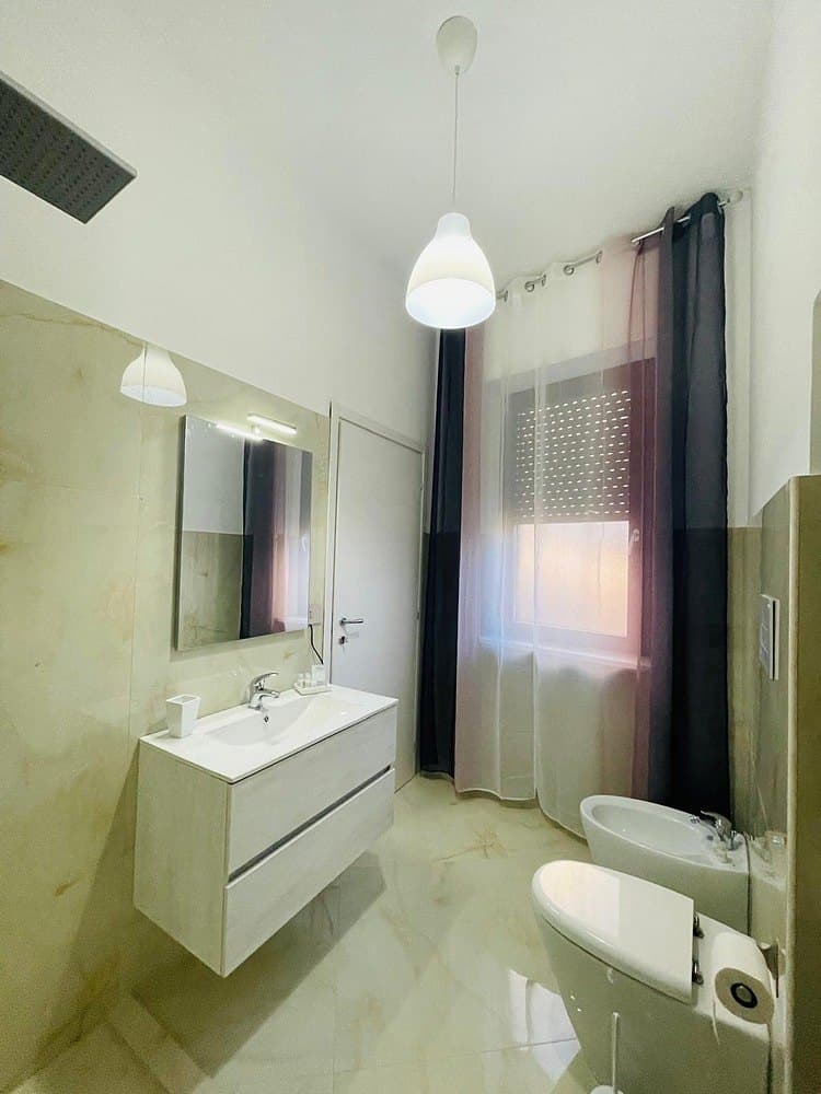 Il bagno privato con lavabo