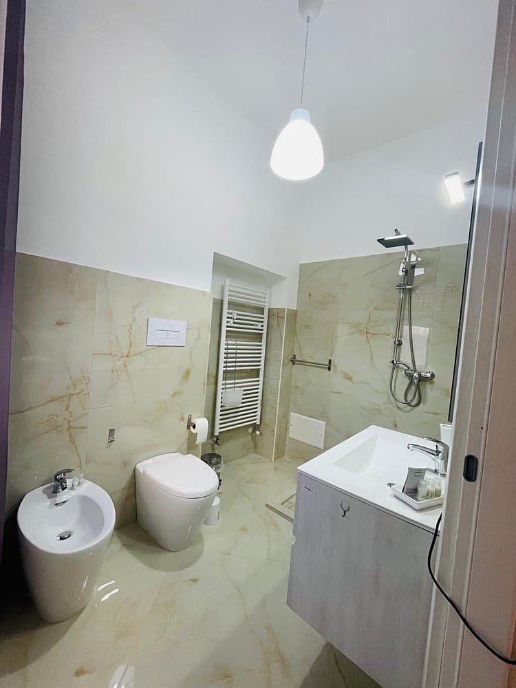 Il bagno privato della camera