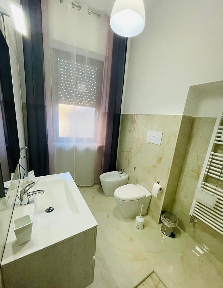 Lavabo e sanitari del bagno privato