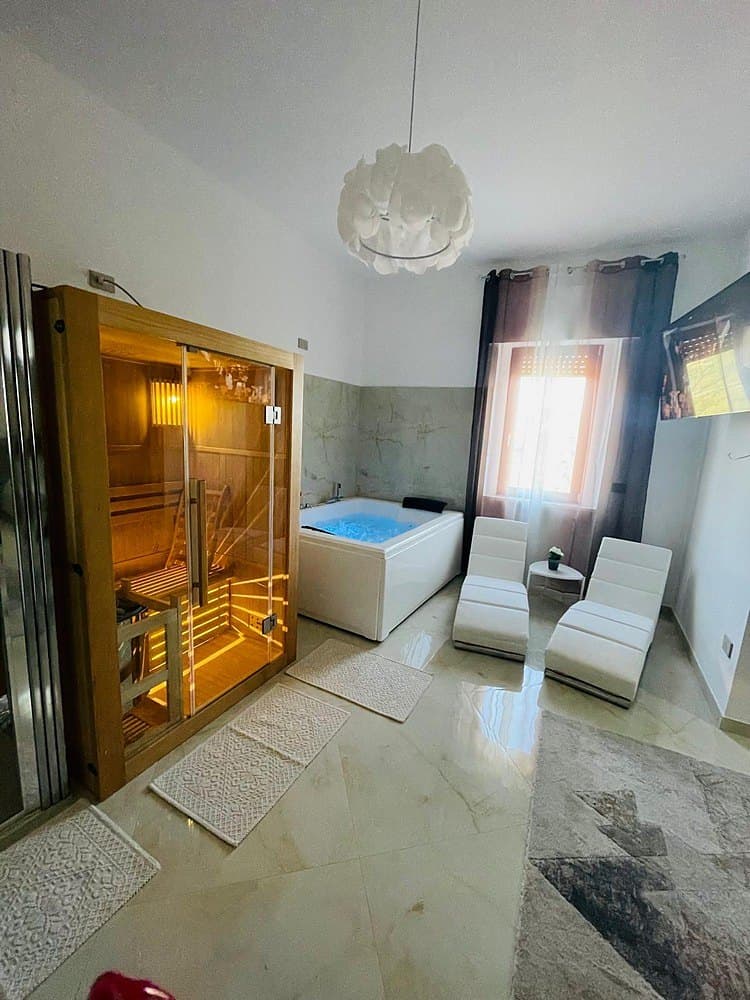 La sauna in legno e la vasca idromassaggio