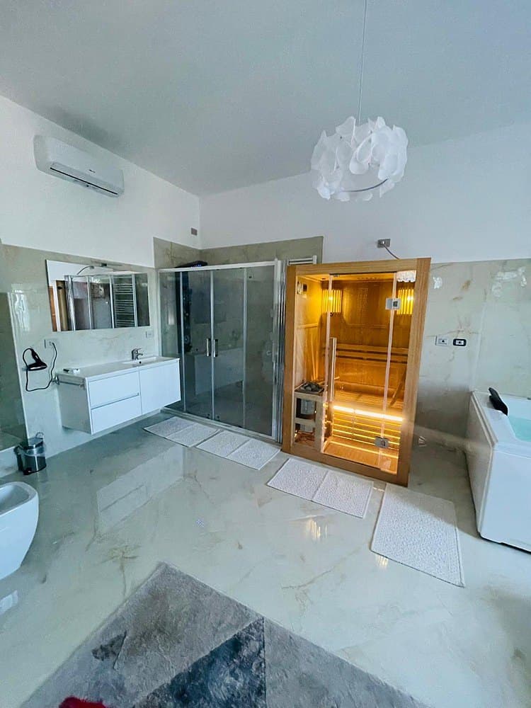 Il bagno della suite con doccia e sauna