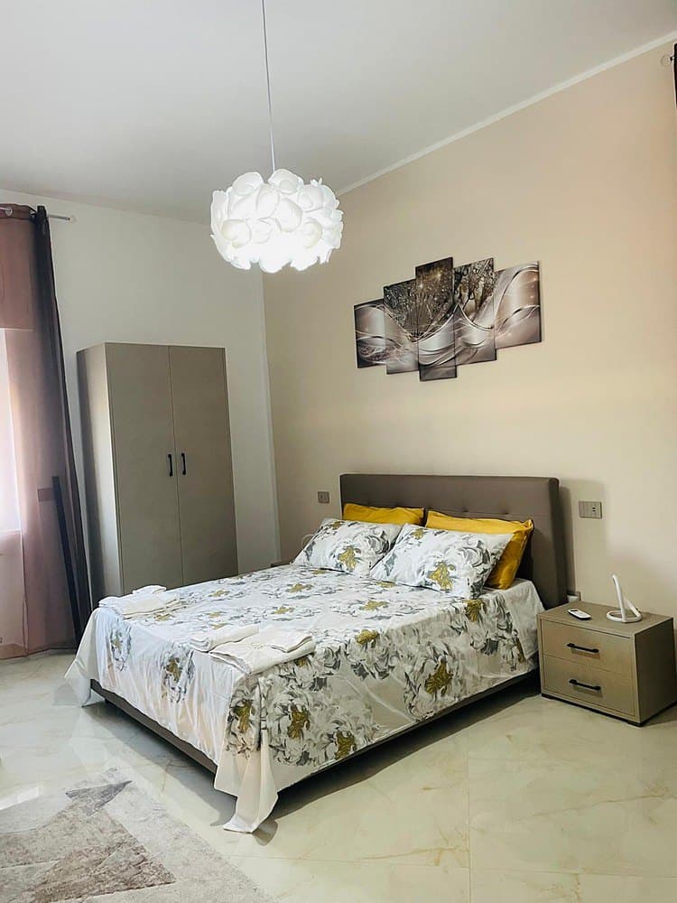 La camera da letto vista dalla porta