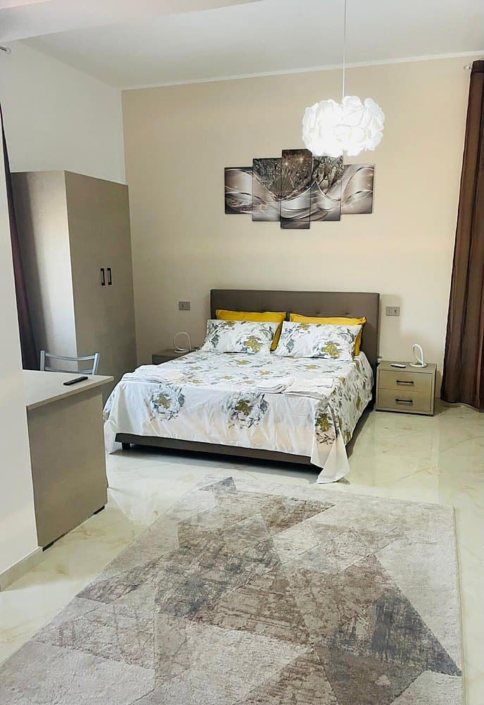 Il letto e i comodini della suite